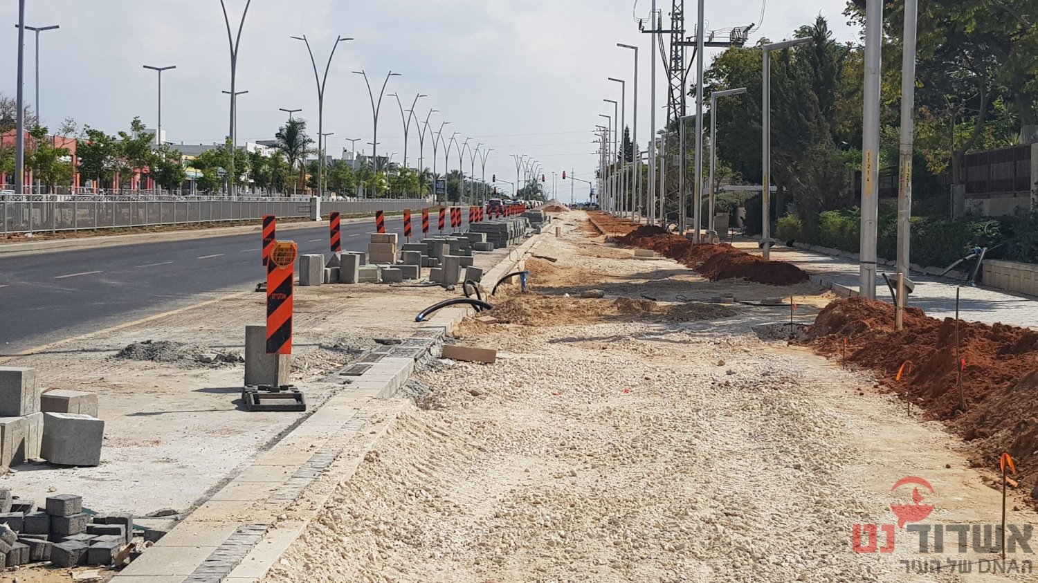 שביל להולכי רגל ושביל לרוכבי אופניים