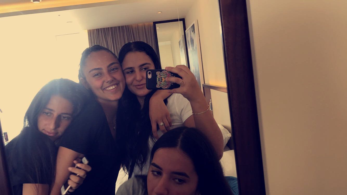 הנערות במלון באילת - שלוש נשארו לבדן בערבה