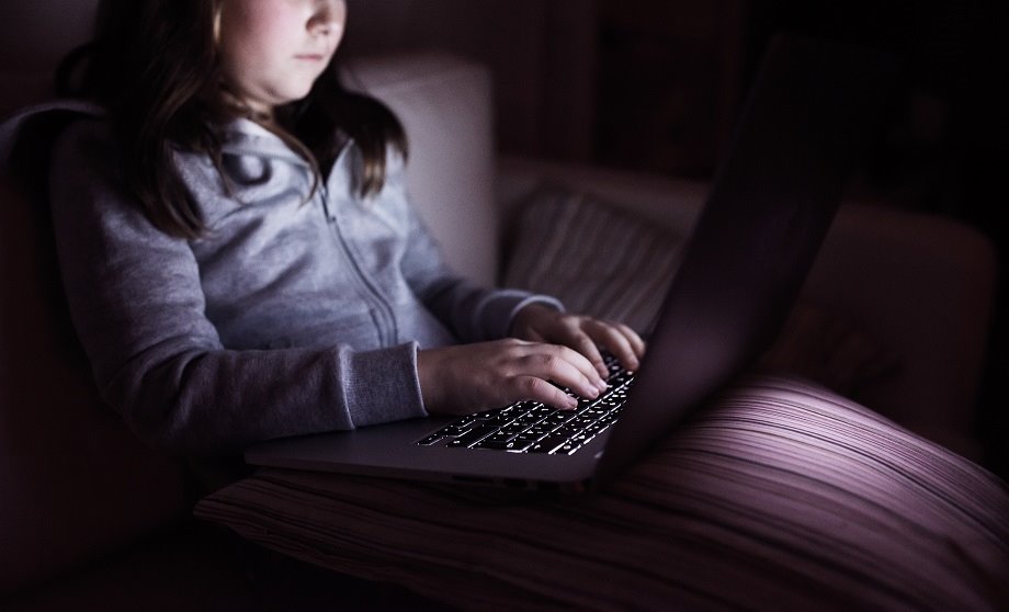 ילדה גולשת במחשב ברשת, שאטרסטוק