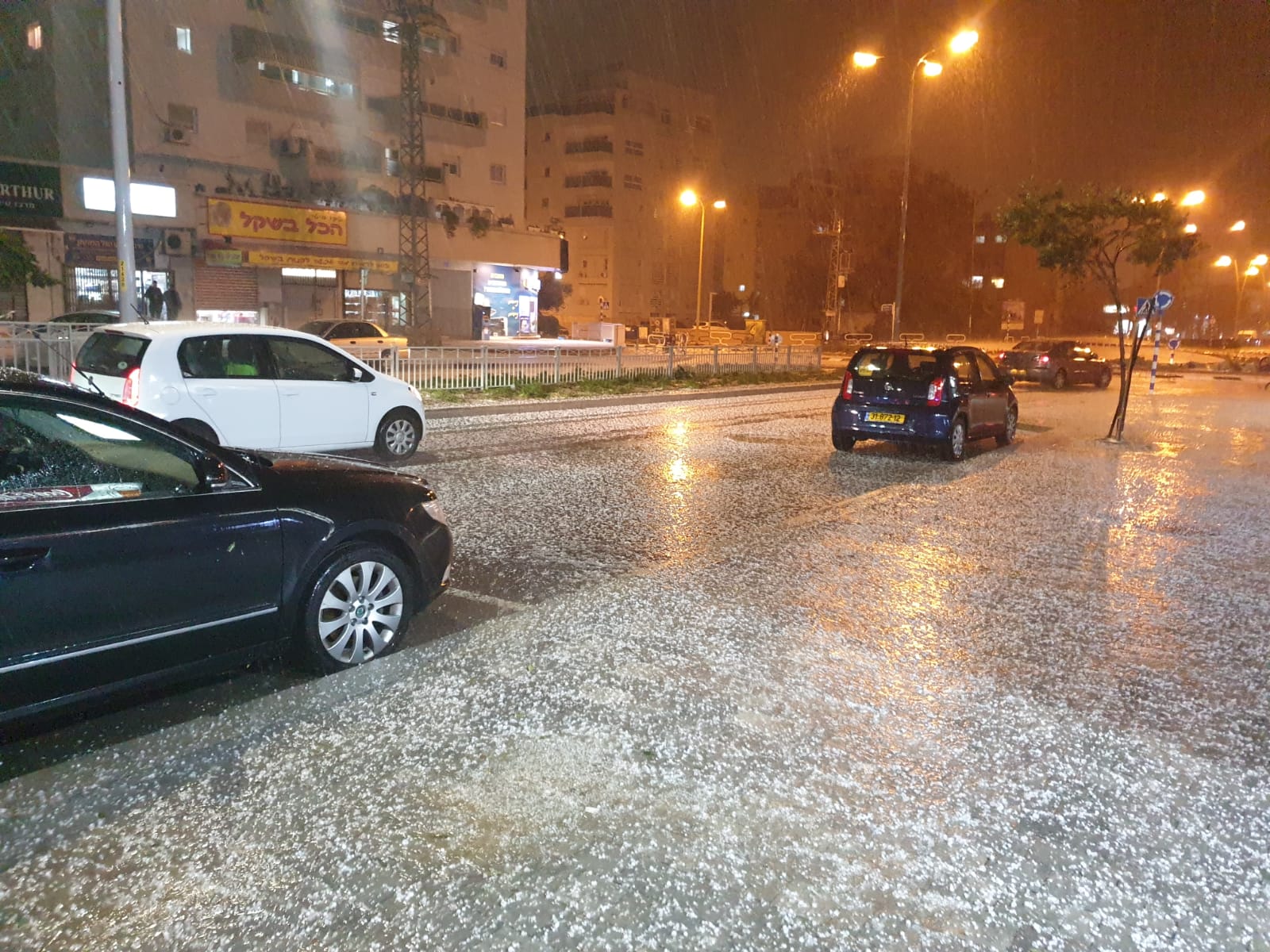 ברד כבד כיסה את העיר