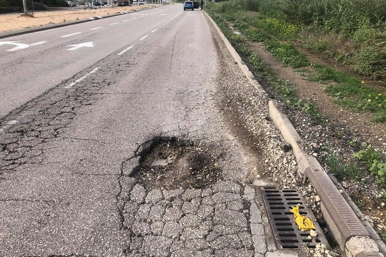 בור בכביש משה סנה (צילום: ליאור אקוקה)