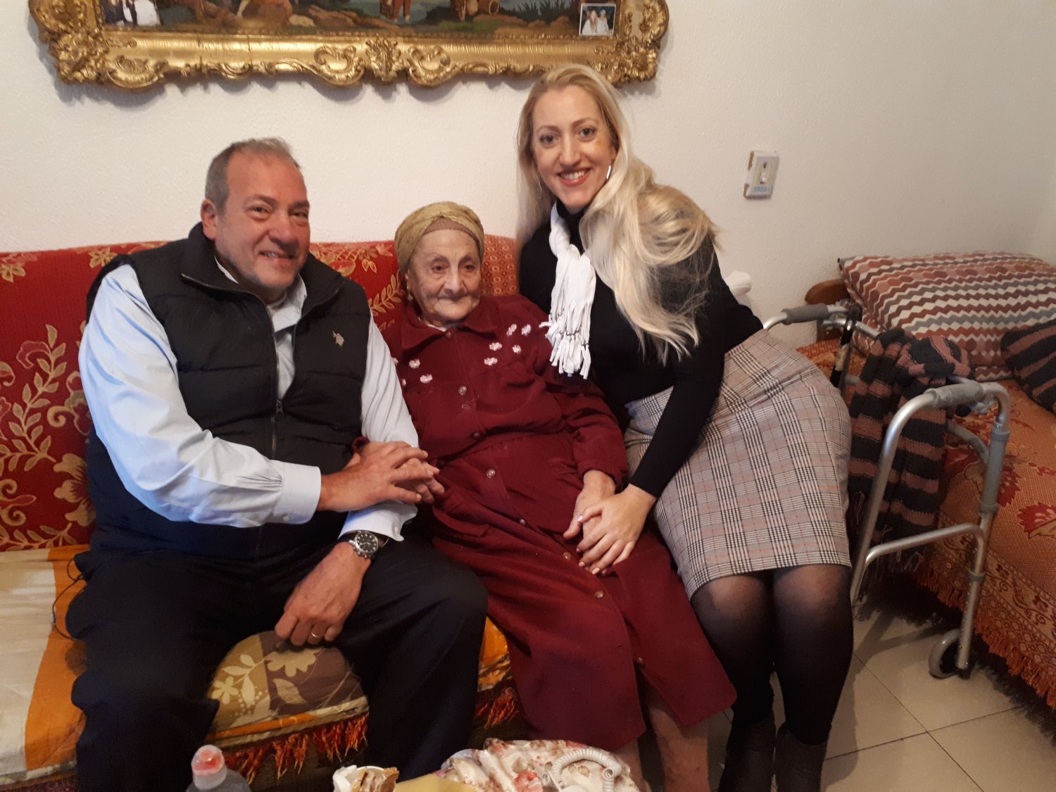 מתוך הסרטון האחרון שצילם הרב אקשטיין זל באשדוד עם הקשישה רוזה ללוש והמתנדבת רות מזרחי