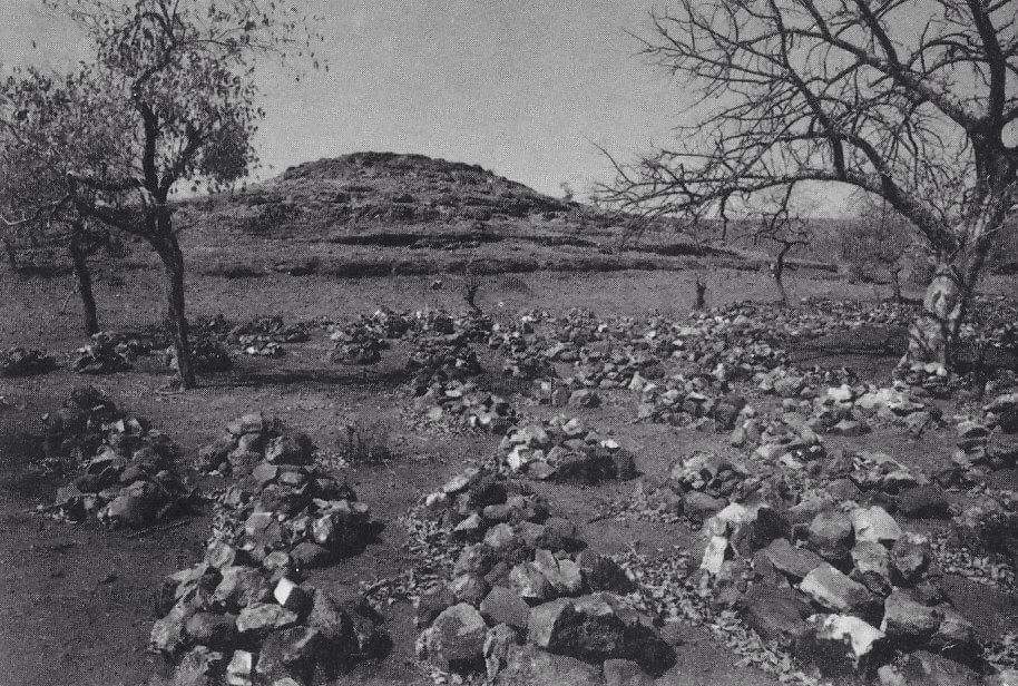 קברים מאולתרים שהסתתרו מפני המקומיים על מנת לקבור בנפרד | קרדיט: מורשת יהדות אתיופיה