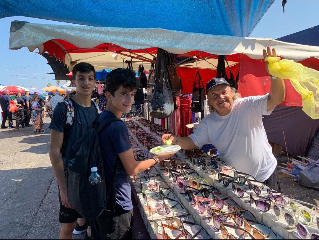 משמחים את העוברים ושבים בשוק הים