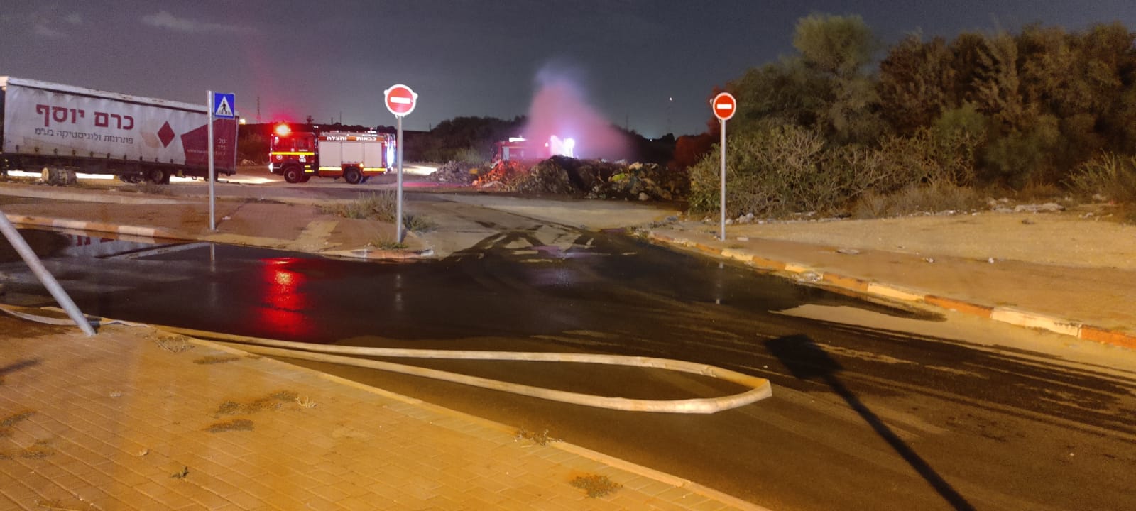 כוחות הכיבוי מכבים את האש באתר הפסולת הפיראטי