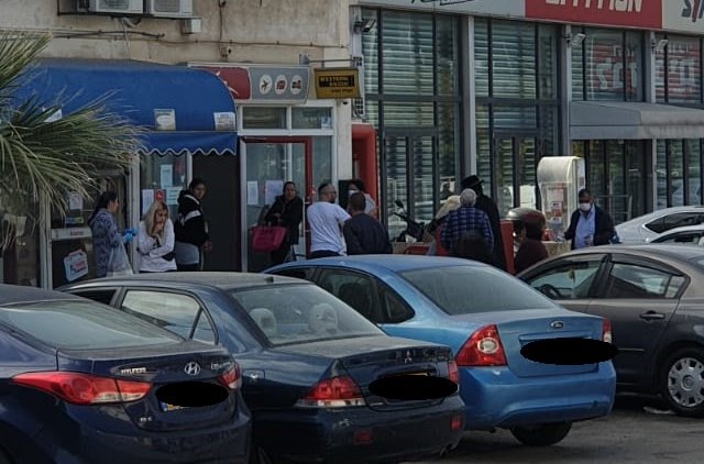 ממתינים בתור לסניף הדואר באזור התעשייה