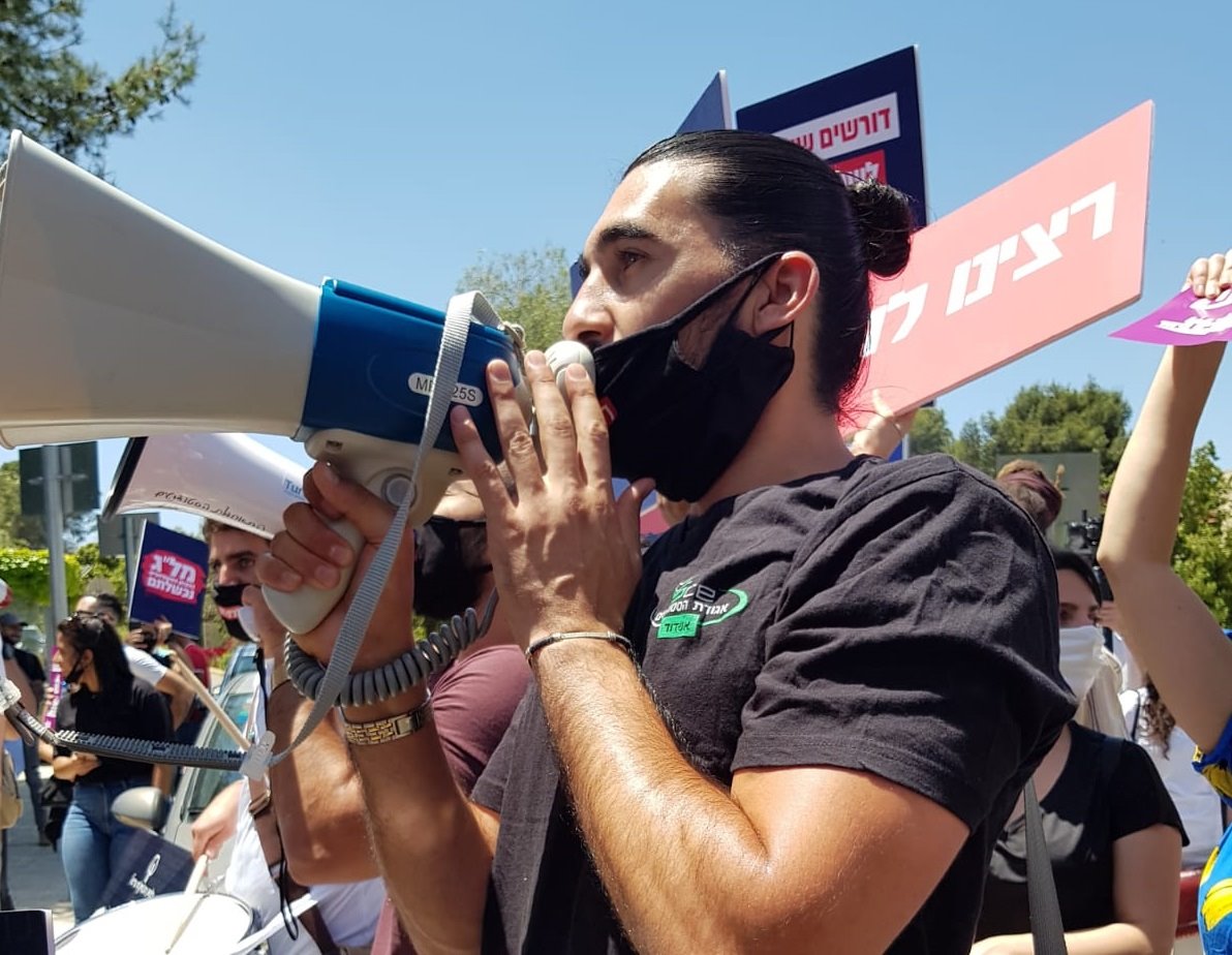 שגיא אלמקייס, יו"ר אגודת הסטודנטים במכללת SCE, בהפגנה השבוע