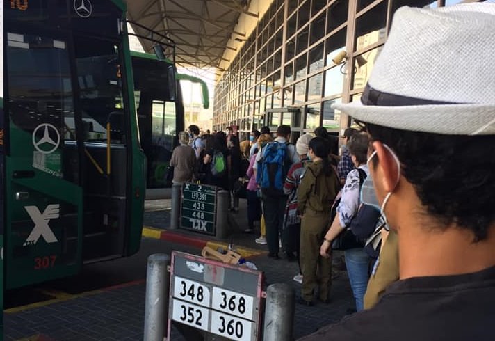 בתור לקו 280 של אפיקים. קרדיט: אשדודים מצייצים בפייסבוק