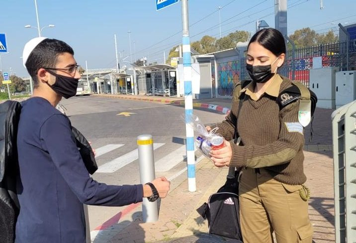 תלמידי אמית יצאו לשמח חיילים