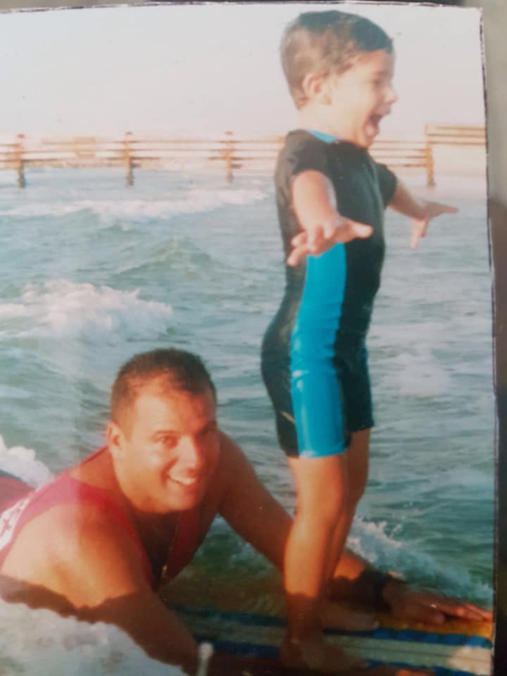 תמיר ז"ל ובנו אלמוג כשהיה ילד. צילום משפחתי