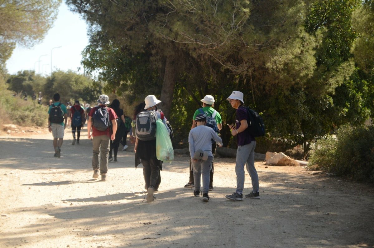 המש&quot;צים מנקים את סביבת הנחל