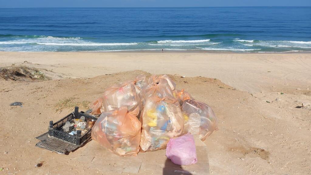פסולת שנאספה ליד הים באזור אשדוד. צילום: דניאל קמפוס, רשות הטבע והגנים