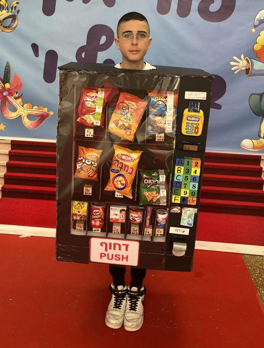 אורי דנינו מכונת ממתקים