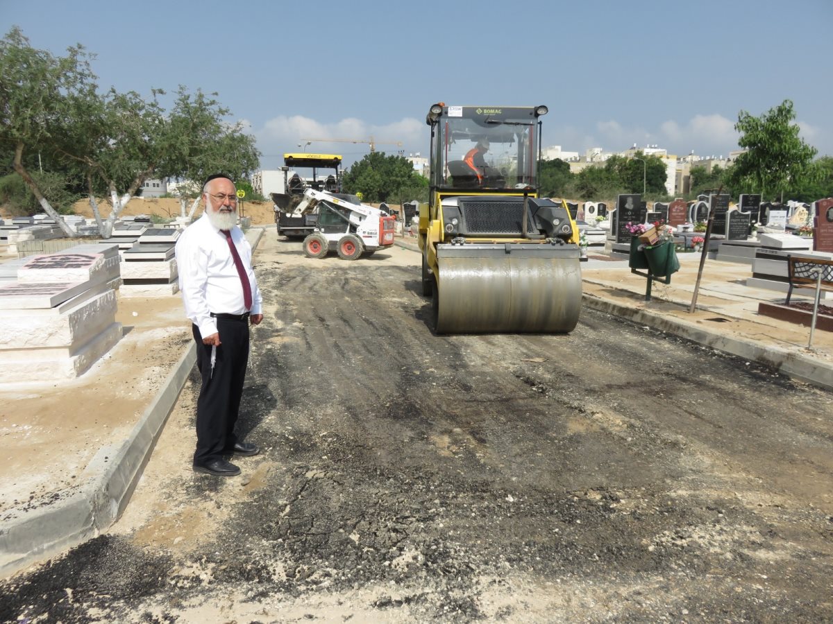 הרב עובדיה דהן לצד עבודות הכשרת מגרש חניה בבית העלמין (מועצה דתית)