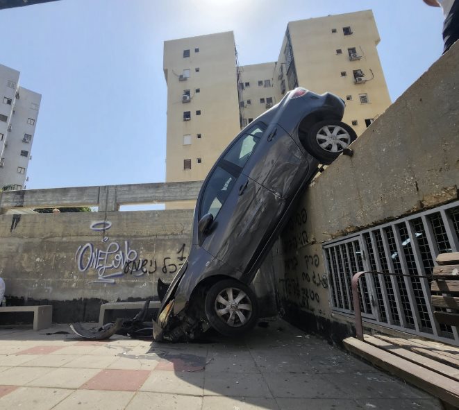 הרכב לאחר שנפל מהחומה