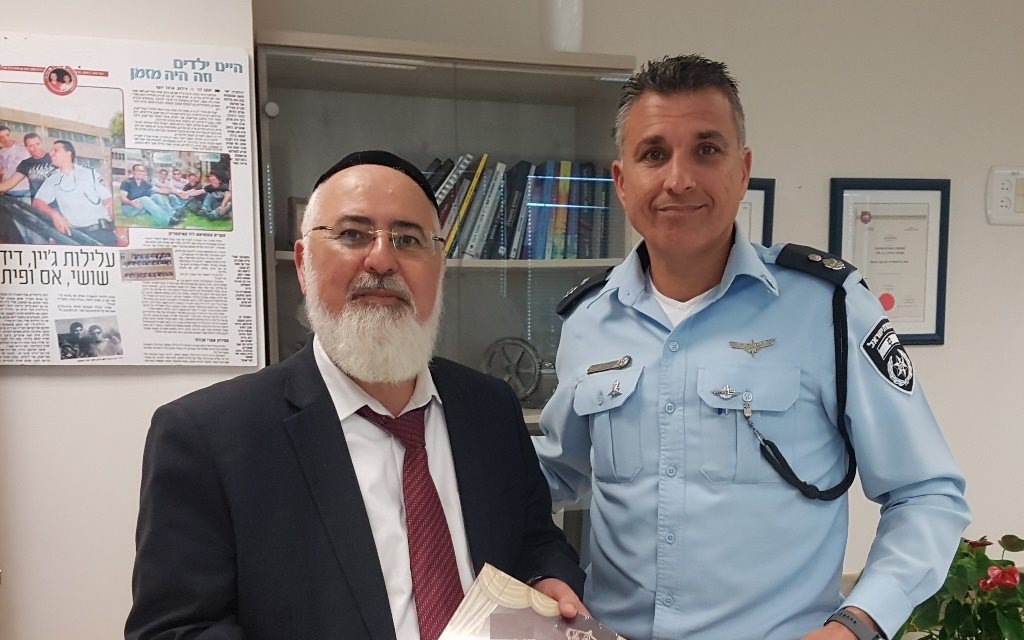 בתמונה: הרב עובדיה דהן עם מפקד משטרת אשדוד סנ&quot;צ אילן שושן
