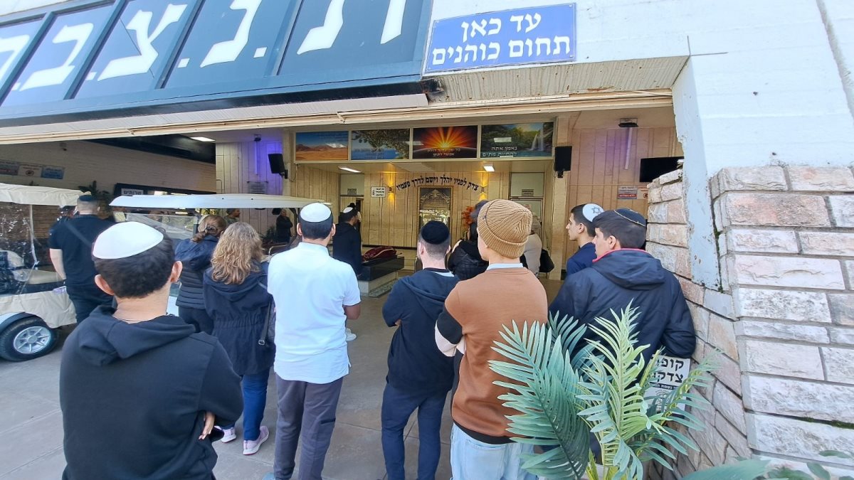 תלמידי הישיבה מלווים את אלגריה בדרכה האחרונה 