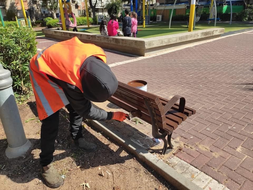 מחדשים את הספסלים לקראת החג. צילום: עיריית אשדוד