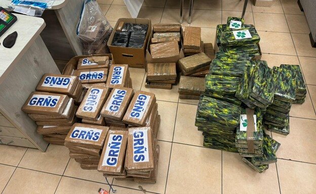 חבילות גרגרי החומוס שבהן נמצא הקוקאין | צילום: דוברות המשטרה ודוברות רשות המסים
