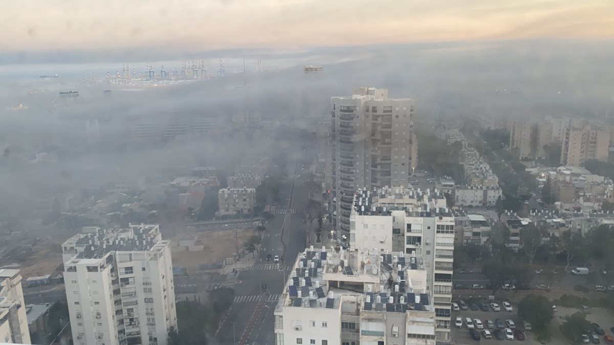 העשן הכבד הבוקר באשדוד בעקבות השריפה