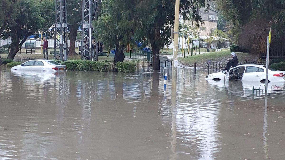 הצפה ברחוב הרב לוין יצחק הנשיא (צילום: ברוך פרידמן)