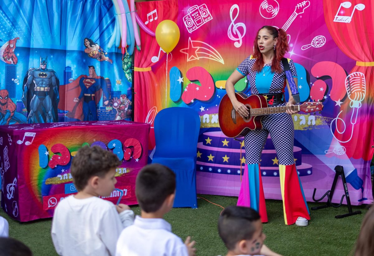 הדרי-בו. אותנטית, לא מתיילדת, ויוצרת חיבור בין הילדים לעולם המוזיקה. (צילום: נועם סיידא).