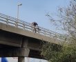תושב העיר מנע מאדם לקפוץ מגשר בניסיון אובדני