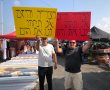 מפגינים נגד הקמת בית המלון בחוף אשדוד