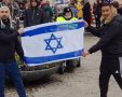 קובי בנימין (משמאל) וחברו, מניפים את דגל ישראל בהפגנה אנטישמית באמסטרדם| צילום: חבריו של קובי בנימין