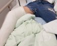 הילד עם רגלו המגובסת בבית החולים