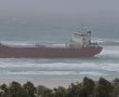 בעקבות מזג האוויר הסוער - אוניה נסחפה לחוף מי עמי באשדוד (וידאו)