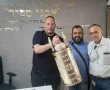 איש העסקים האשדודי קובי טויזר תרם ספר הפטרות למשפחתו של  הילד עידו אביגיל ז"ל 