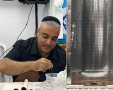 מתנדב מד"א אלי אדרי עם ספר התורה עליו נחקקו שמות הנופלים והנרצחים