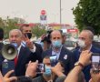 צפו: ראש הממשלה עם מגפון באשדוד - קורא לאנשים להצביע